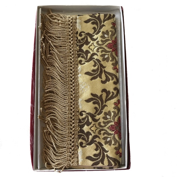 NWOT EMBROIDERED SILK RUNNER - Picture 4 of 5